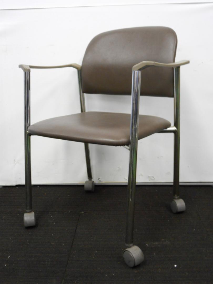 【4脚入荷！】岡村製作所　肘付きスタッキングチェア　キャスター付き　フェイクレザー　ブラウン　会議用チェア　ミーティングチェア　在庫入れ替えのため特価処分！
                        パイプチェア8108
                                    中古
            