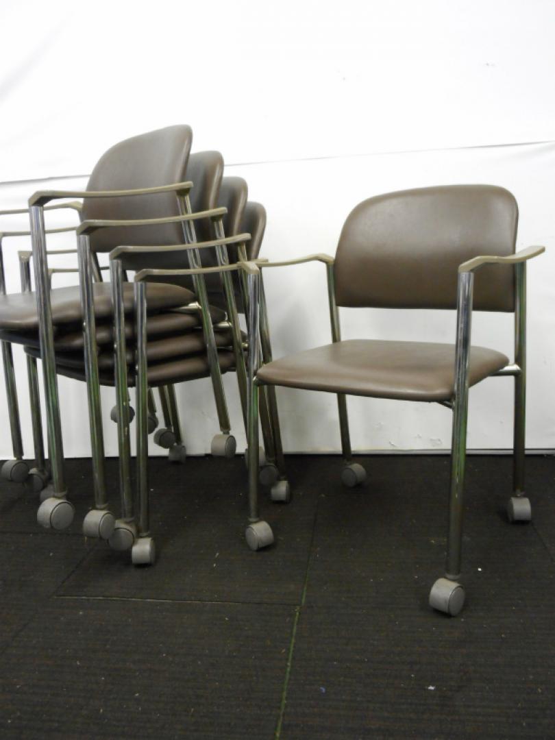 【セット商品】岡村製作所　肘付きスタッキングチェア４脚セット　キャスター付き　フェイクレザー　ブラウン　会議用チェア　ミーティングチェア　在庫入れ替えのため特価処分！
                        パイプチェア8108
                                    中古
            