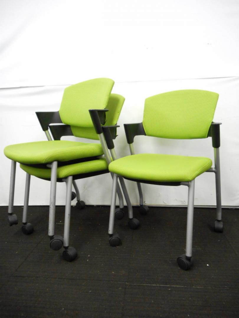 【セット商品】キャスター付きスタッキングチェア3脚セット　ライムグリーン　会議用チェア　ミーティングチェア　【中古オフィス家具　事務椅子】
                        Protty プロッティ　キャスタータイプ　総張りタイプ
                                    中古
            