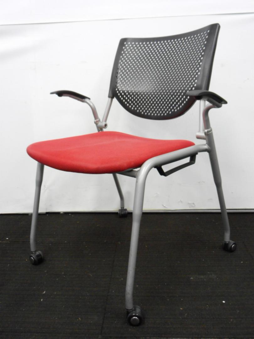【3脚入荷！】岡村製作所　肘付きキャスター付きスタッキングチェア　レッド　会議用チェア　ミーティングチェア　【中古オフィス家具　事務イス】
                        プロスタック スタッキングタイプ　プレーンタイプ
                                    中古
            