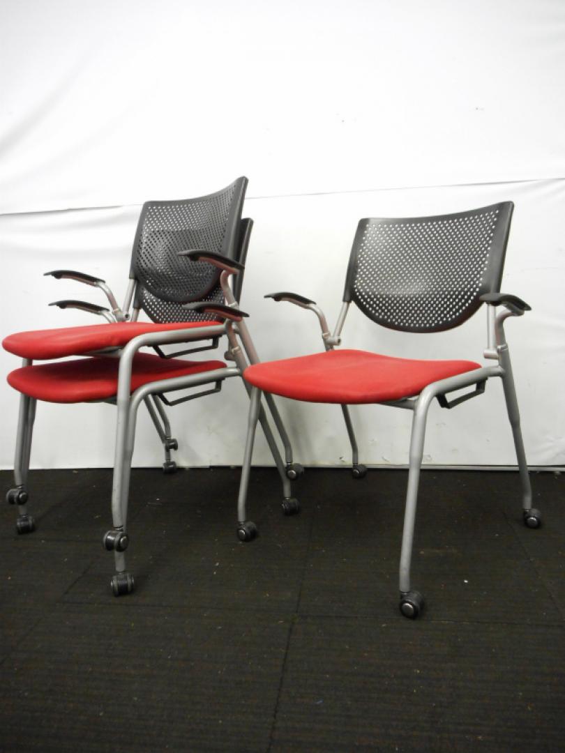 【セット商品】岡村製作所　肘付きキャスター付きスタッキングチェア3脚セット　レッド　会議用チェア　ミーティングチェア　【中古オフィス家具　事務イス】
                        プロスタック スタッキングタイプ　プレーンタイプ
                                    中古
            