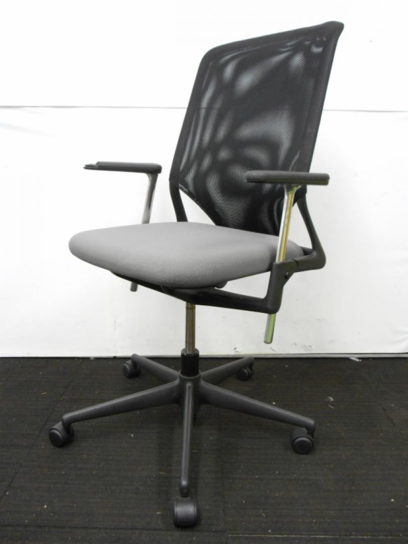 【おつとめ品】肘かけに傷あり　肘付きメッシュオフィスチェア　ブラック×グレー　【中古オフィス家具　事務用回転イス】【高級チェア】
                        meda（メダ）チェア
                                    中古
            