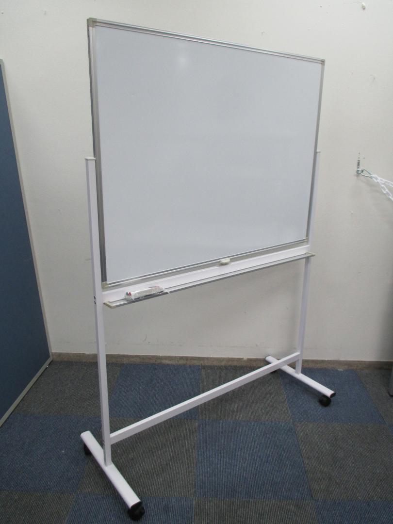 【おつとめ品】【盤面に凹み有り】unknown製　自立式ホワイトボード【両面仕様】【中古　白板　中古】
                        
                                    中古
            