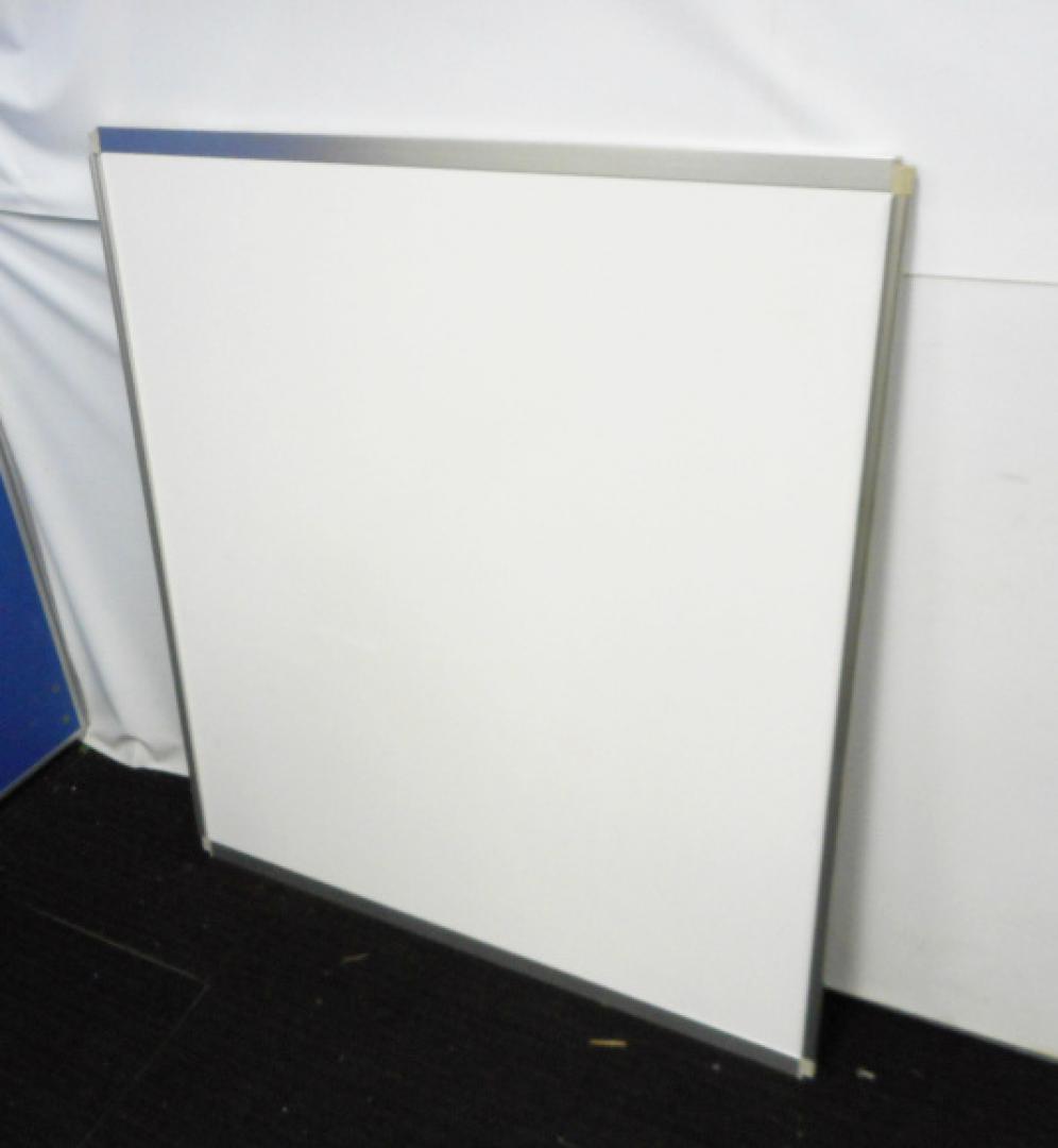 【1台入荷！】壁掛けホワイトボード　幅900　高さ1000
                        
                                    中古
            