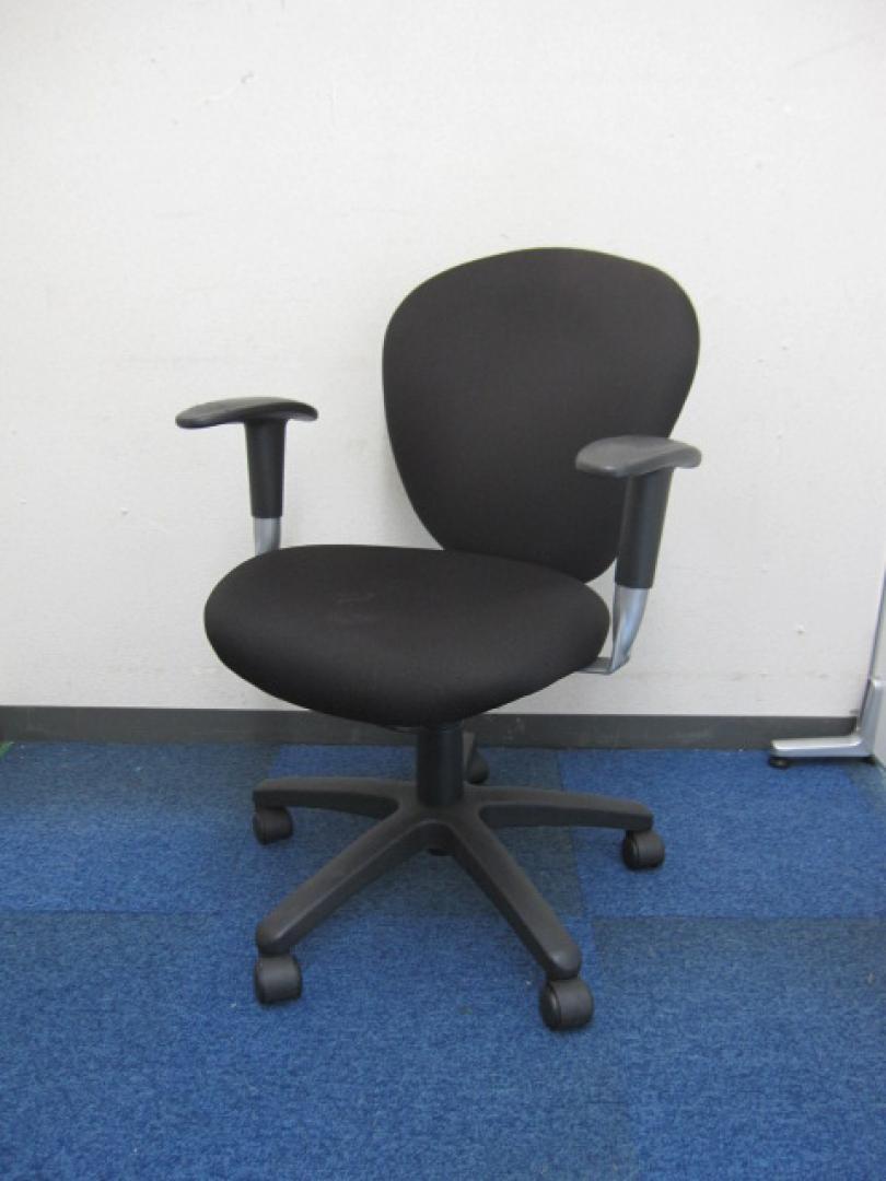 可動肘付チェア　※中古　事務椅子　港区
                        
                                    中古
            