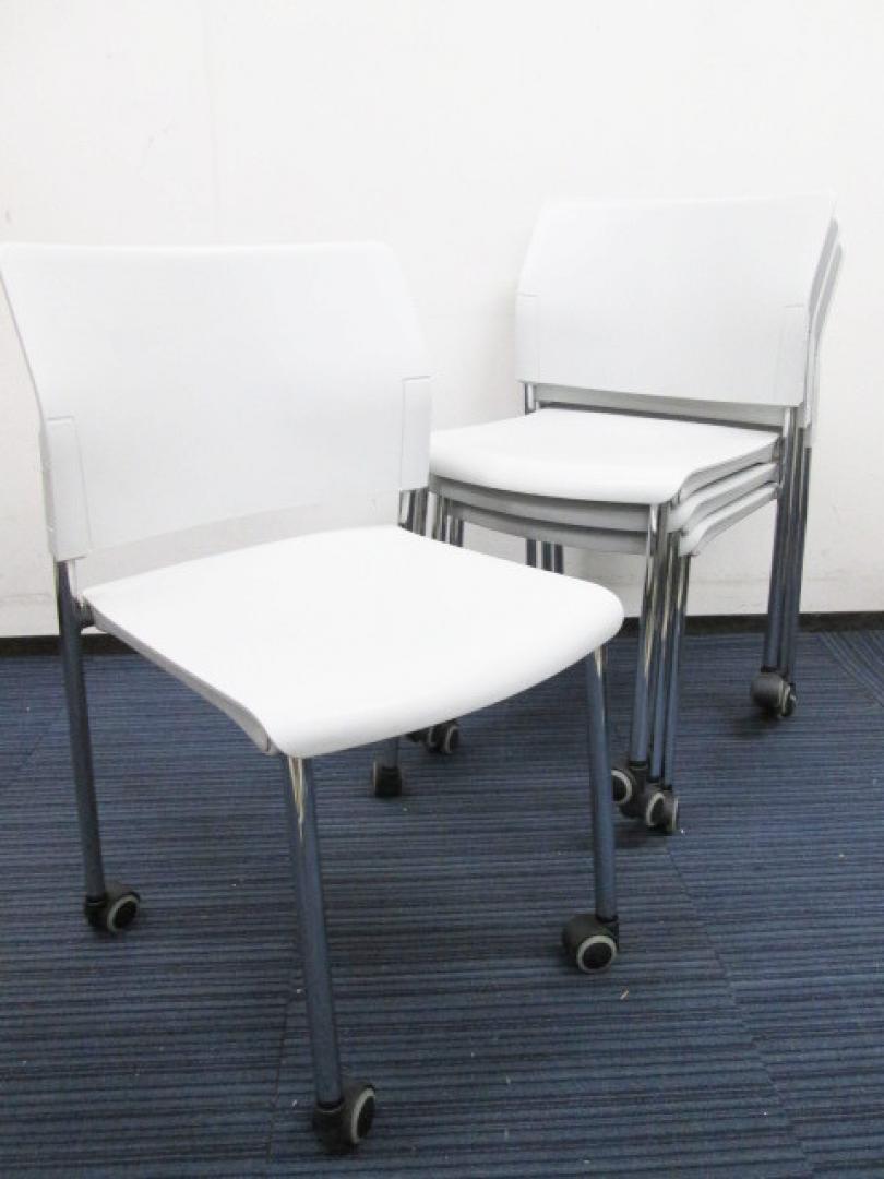 11,000円⇒10,000円!!!【綺麗なホワイト】スタックチェア4脚セット　キャスター付き　【会議椅子】
                        
                                    中古
            