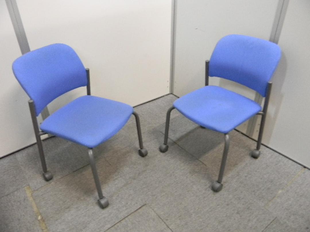 スタッキングチェア　２脚セット　■　ブルー　キャスター付　【セット商品】
                        
                                    中古
            