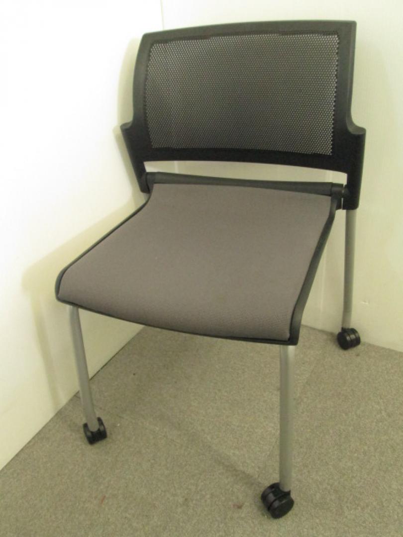 【大量入荷】スタッキングチェア　キャスター付　メッシュ　グレー
                        
                                    中古
            