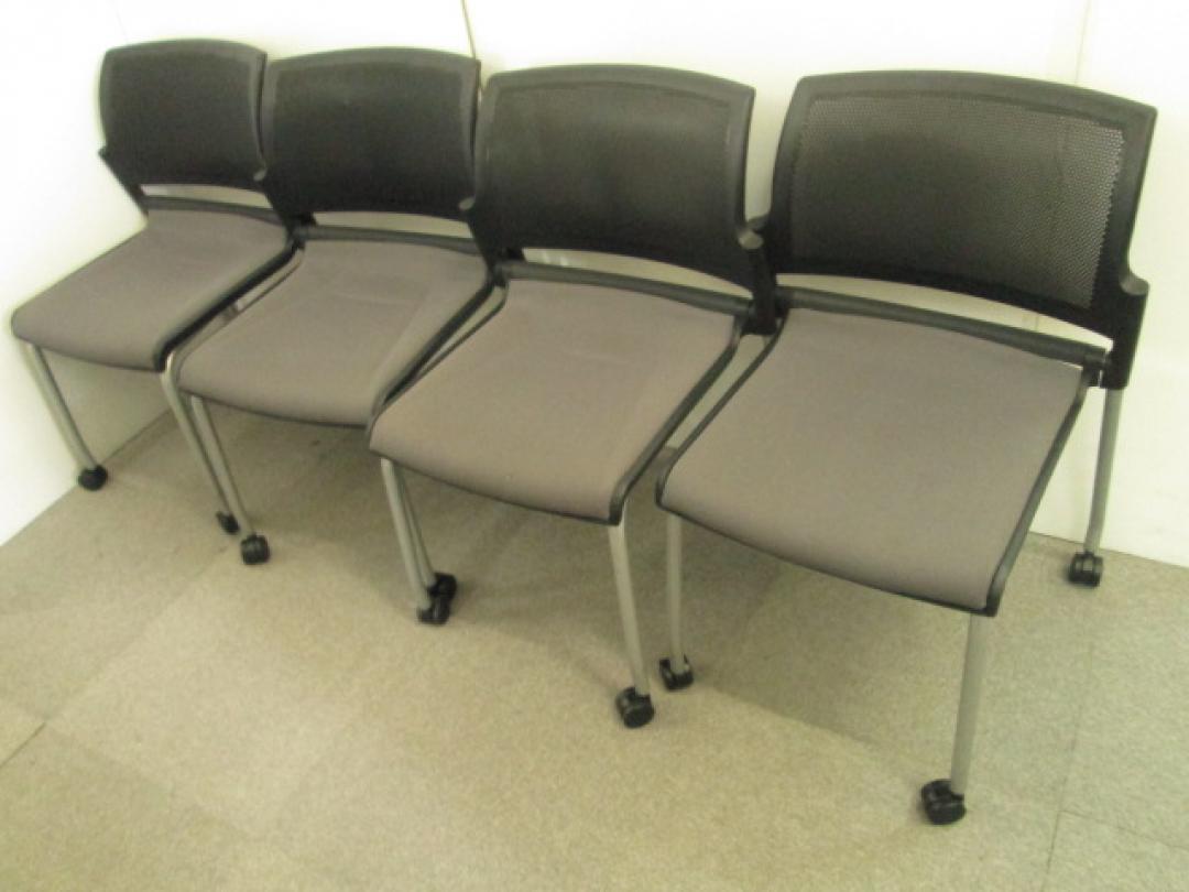 ４脚【セット商品】スタッキングチェア　キャスター付　メッシュ　グレー
                        
                                    中古
            