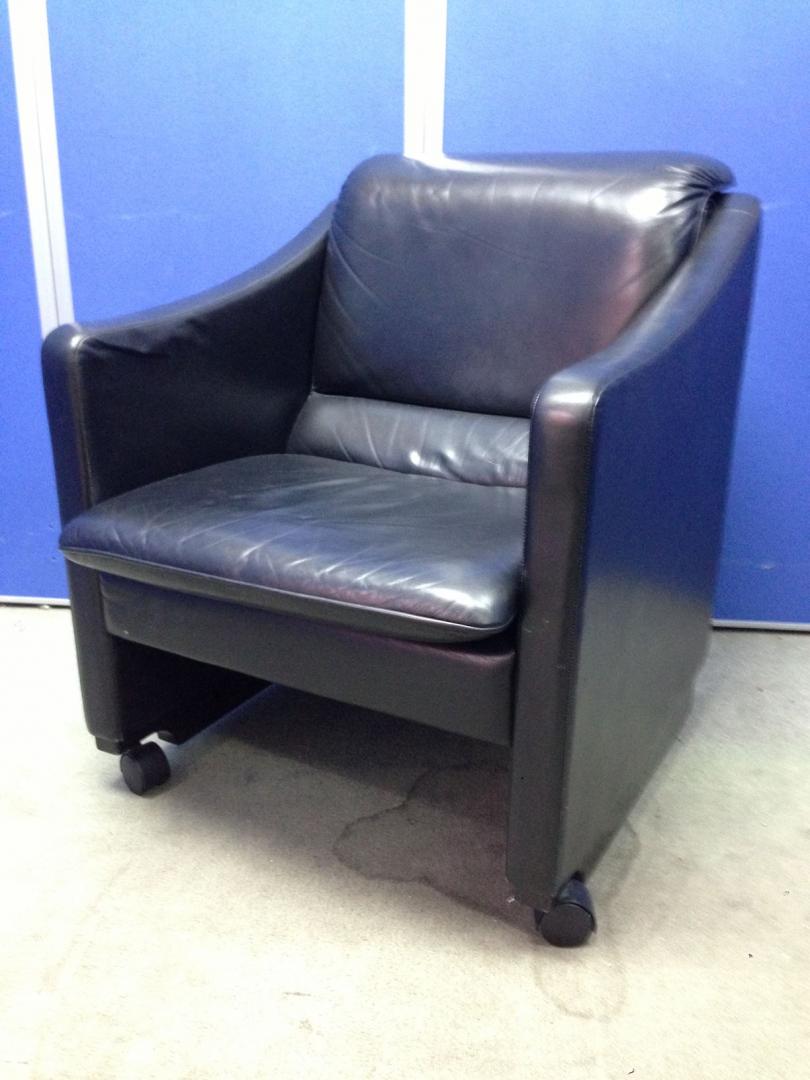 【在庫4台】革張り｜キャスター付｜国内産｜応接｜ブラック
                        
                                    中古
            
