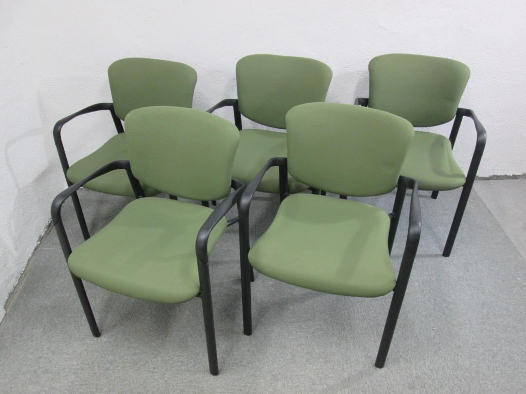 通常価格の10％OFF　ヘイワース製　肘当て付きスタックチェア 　お得な5脚セット商品　【セット商品】
                        
                                    中古
            