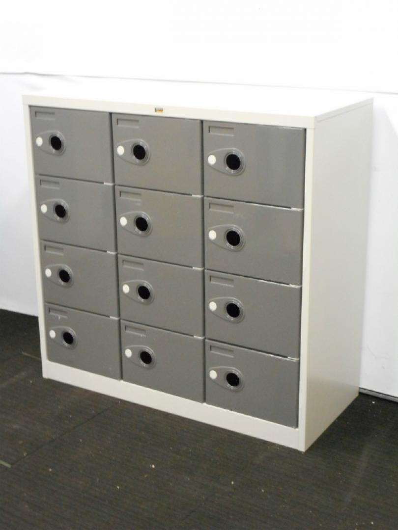 【状態良好】TRUSCO トラスコ中山製　シューズケース １２人用 ９００Ｘ３８０ＸＨ８８０【中古オフィス家具　ロッカー】
                        
                                    中古
            