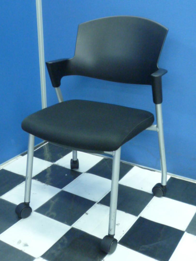 【状態良好】【大量入荷】スタッキングチェア■オールブラック■キャスター付き【オフィス家具　チェア　イス　埼玉】
                        プロッティ（Protty）スタックチェア
                                    中古
            
