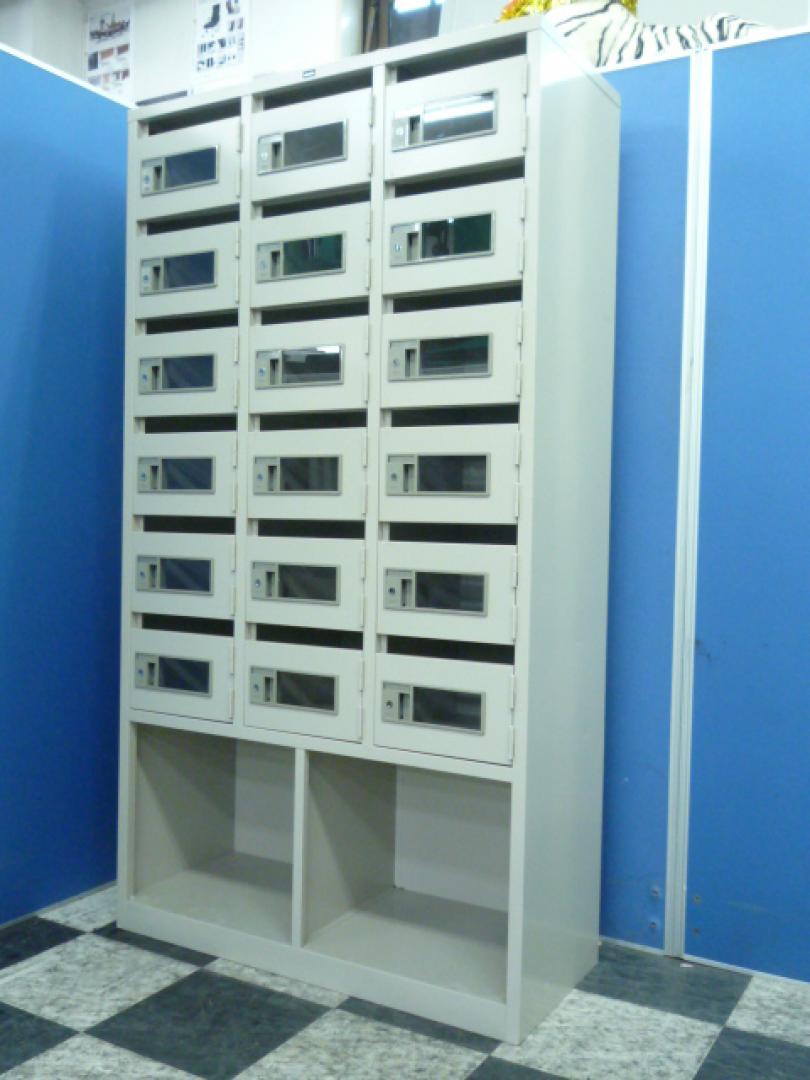 【状態良好】シューズボックス■メールボックスにも■全箇所カギ付き■大容量の１８人用
                        シューズボックス
                                    中古
            