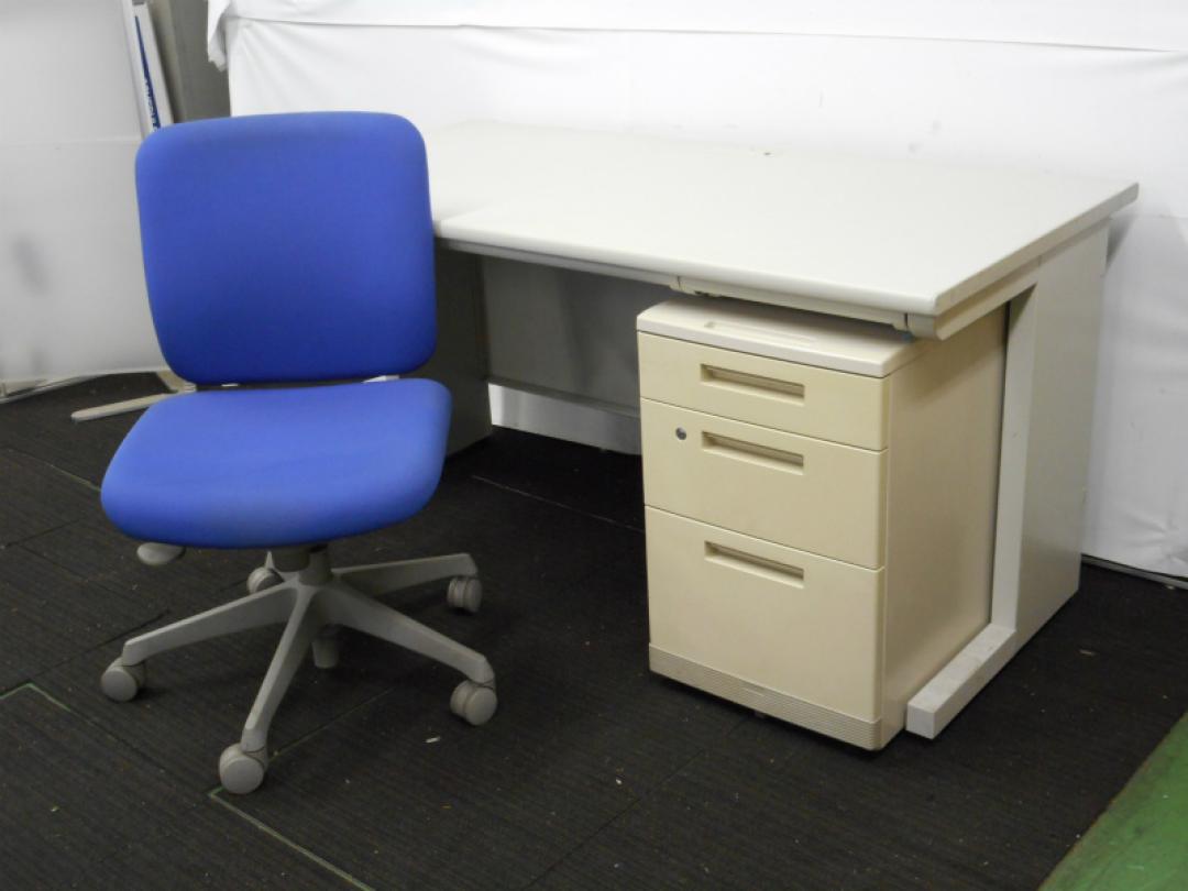 【セット商品】LION製　幅1400 平デスク　+　コクヨ製　MX　3段ワゴン　+　オカムラ製　CG-R 肘無しチェア　ブルー　の3点セット　【中古オフィス家具　事務机　OAチェア】
                        
                                    中古
            