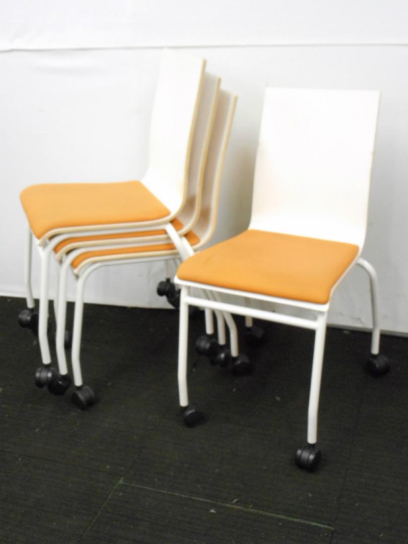 【おつとめ品】【セット商品】スタッキングチェア4脚セット　キャスター付き　オレンジ　背もたれに傷あります
                        
                                    中古
            