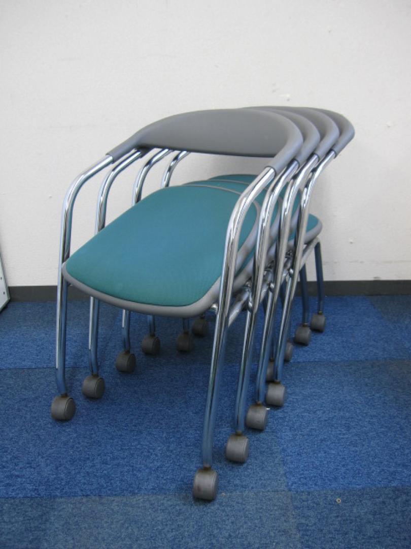 【コンパクト＆省スペース】キャスター付きミーティングチェア４脚セット　【布地グリーン×背樹脂グレー】　※中古　事務椅子【セット商品】
                        
                                    中古
            