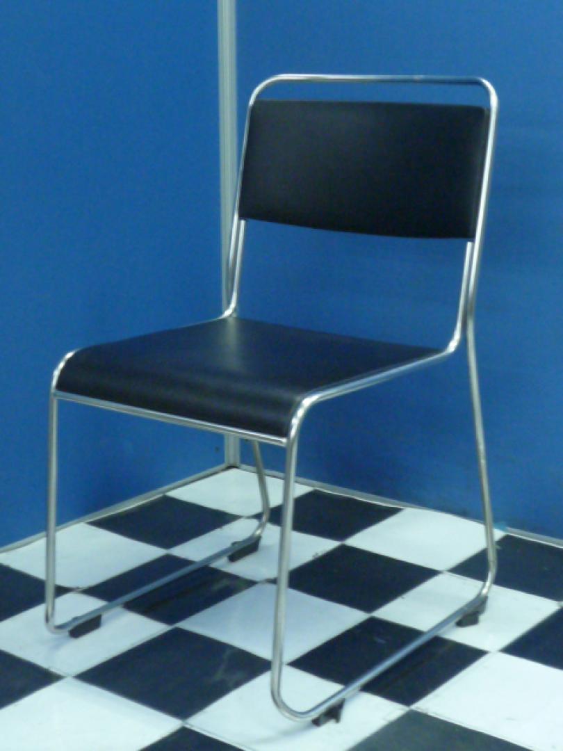 【残り１脚！】スタックチェア■ビニールレザー■ブラック■シルバーフレームで丈夫■会議・催事用に是非！
                        スタックチェア
                                    中古
            