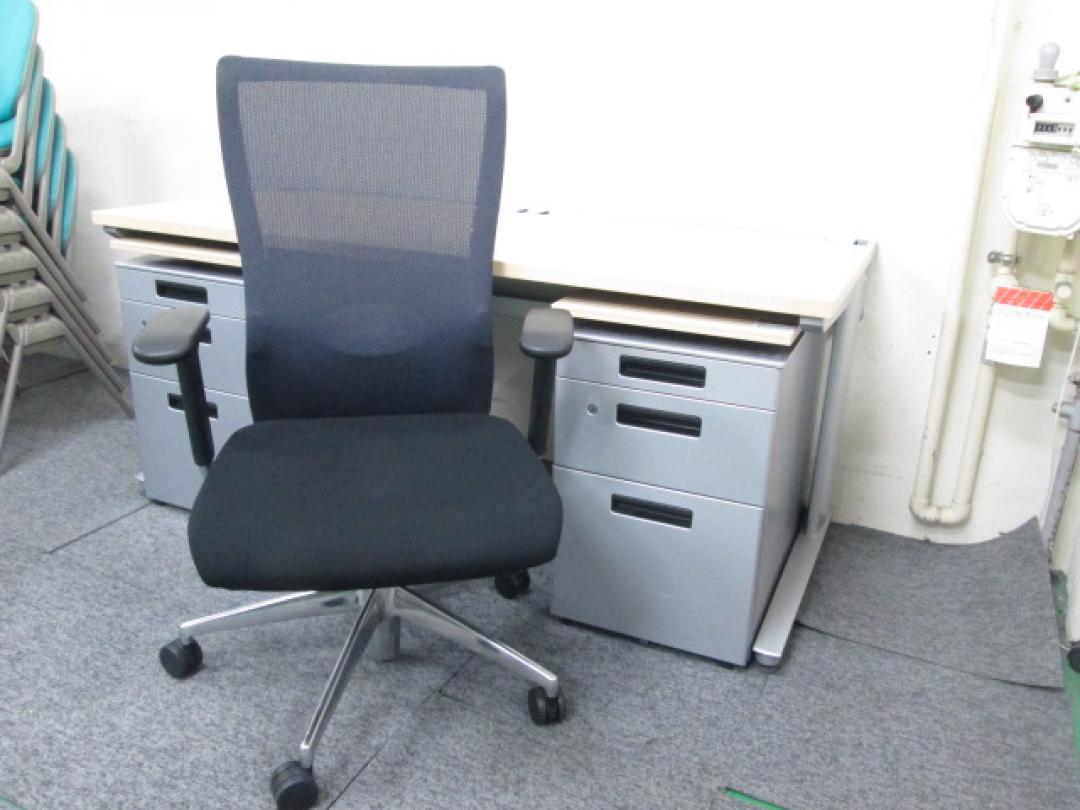 【コクヨ製　平机+ワゴン×2台+メッシュチェアセット】上長席におススメの一品です【セット商品】
                        
                                    中古
            