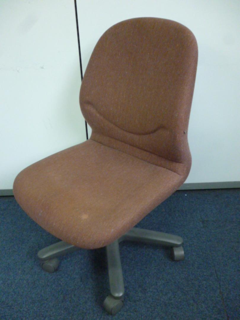 【コクヨ製】【ダイナフィットチェア】【レッド】【肘無】
                        
                                    中古
            