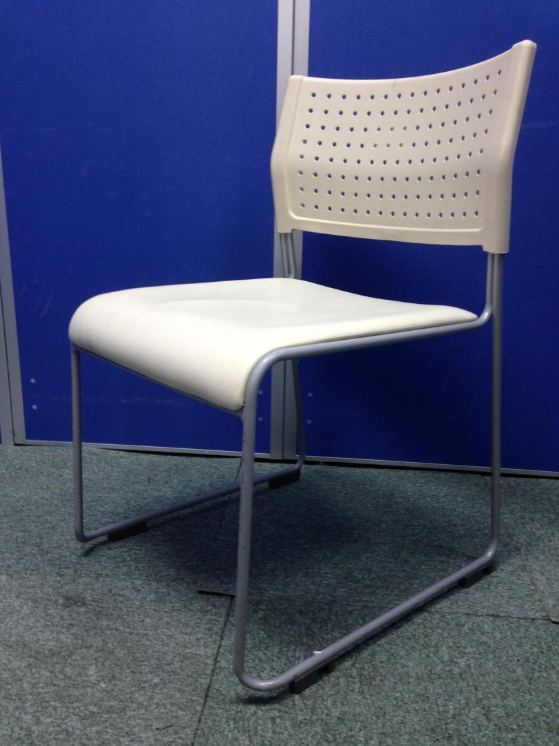 座：ビニール地　背：樹脂｜座面がビニールため、クリーニング・掃除が簡単!!
                        ライタス
                                    中古
            