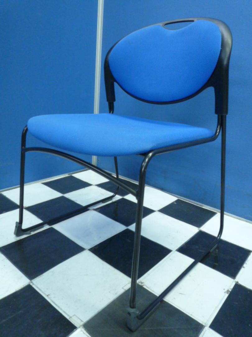 【状態良好】スタックチェア■親しみのあるデザイン■軽量かつ丈夫■濃いブルー
                        クリケットチェア
                                    中古
            