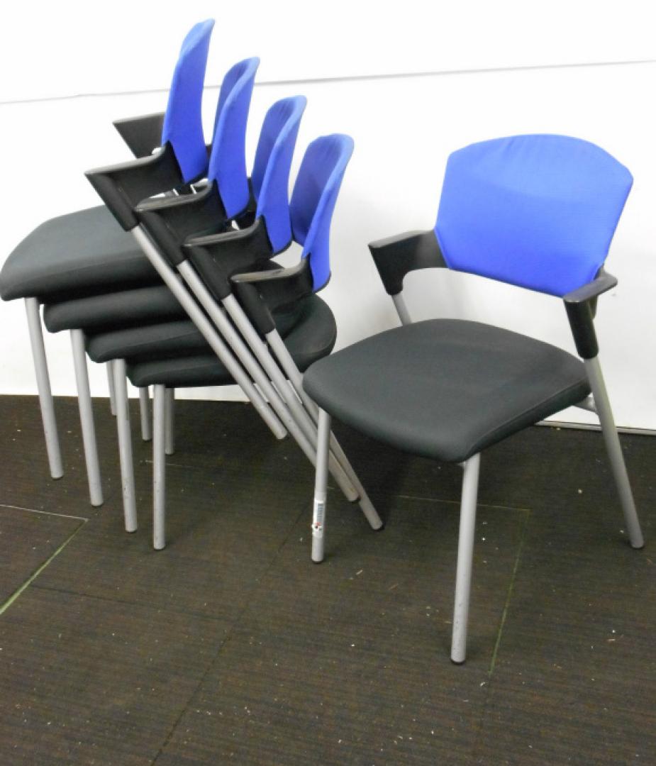 【セット商品】スタッキングチェア5脚セット　会議用チェア　ミーティングチェア　ブラック×ブルー
                        Protty　プロッティ　固定脚　総張りタイプ
                                    中古
            