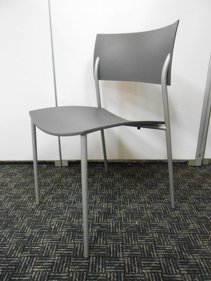 スタッキングチェア　■　人気ブランドのウィスナーハーガー製
                        ウィスナーハーガー
                                    中古
            