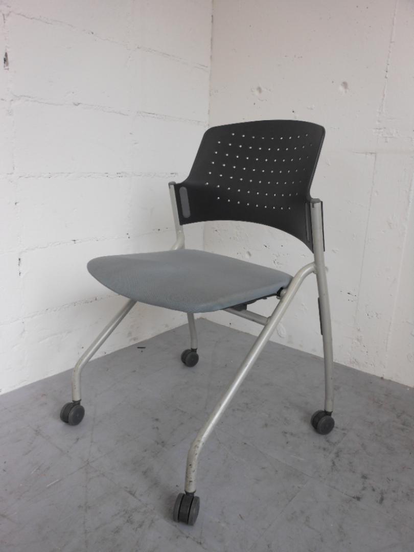 【2台限定】【2,800円→1,400円　50％off】大量入荷！キャスター付会議用チェア　全面統一可能！
                        
                                    中古
            