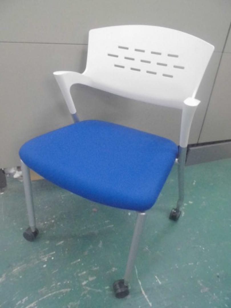 スタッキングチェア/カクタスSCチェア/人気のブルーカラー
                        カクタスSCチェア
                                    中古
            