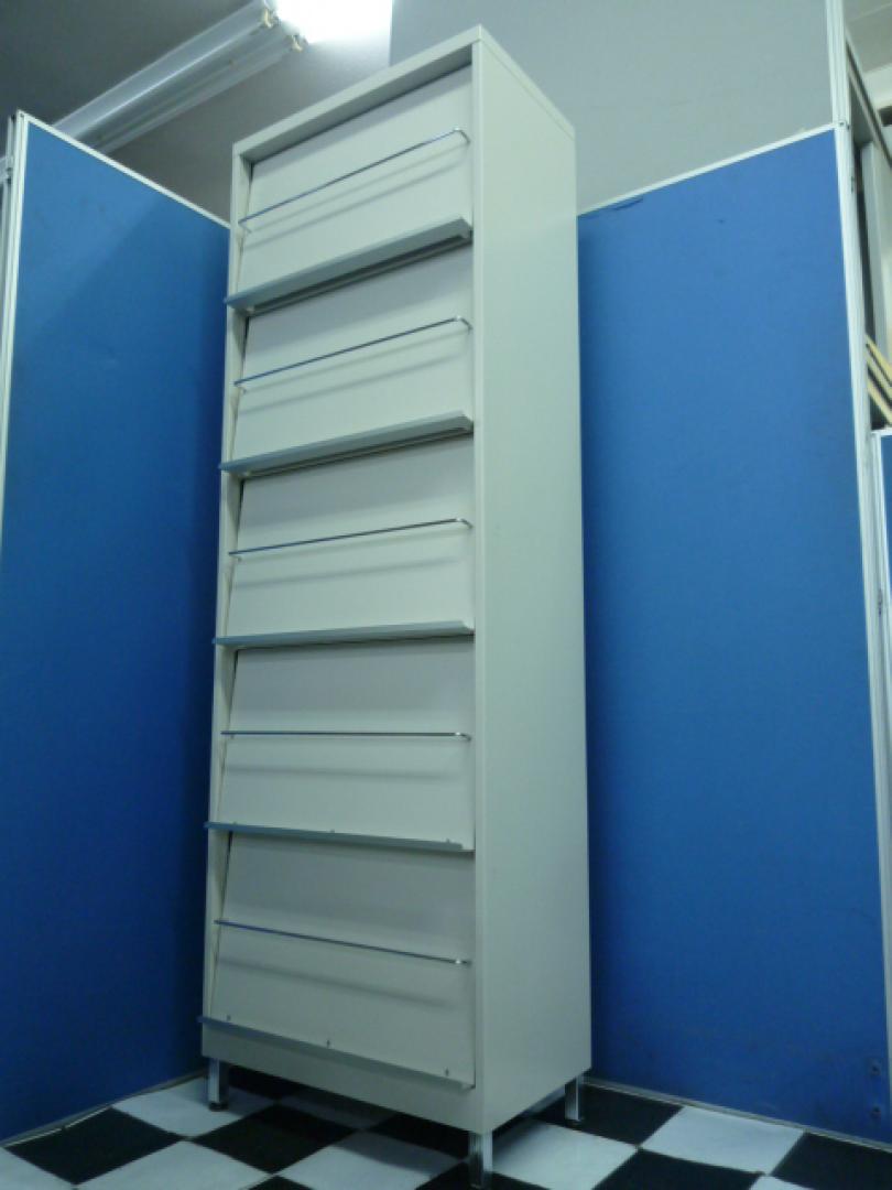 【状態良好】雑誌架■高脚付きでちょっとした障害物もまたいで設置可能！
                        雑誌架
                                    中古
            