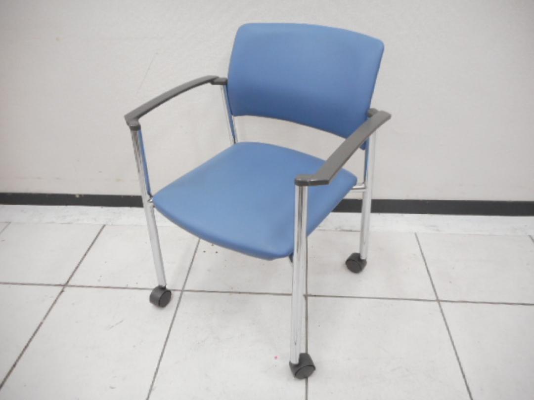 スタッキングチェア　コクヨ製　キャスター付き　
                        
                                    中古
            