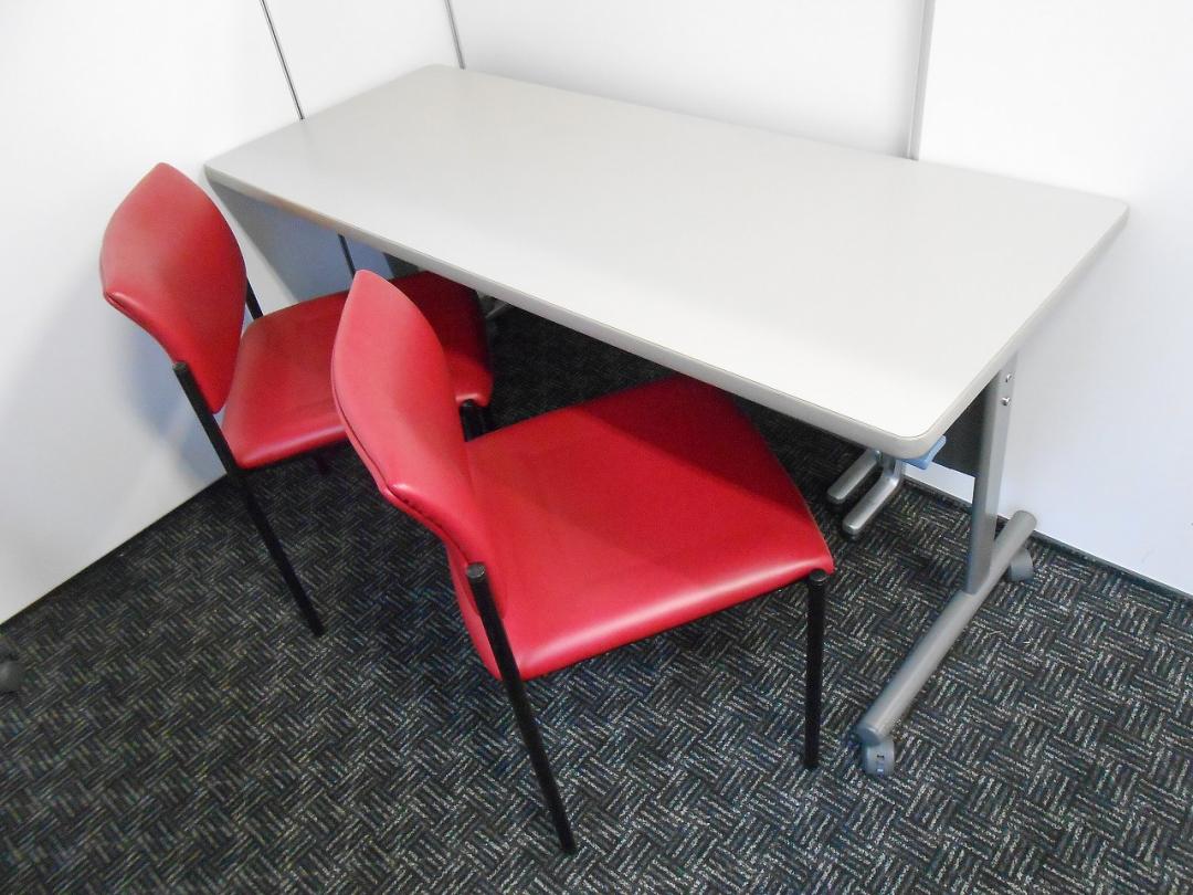 【セット商品】　サイドスタックテーブル＋スタッキングチェア×２脚セット（スチールケース製）　■　セミナールームにおすすめ
                        
                                    中古
            