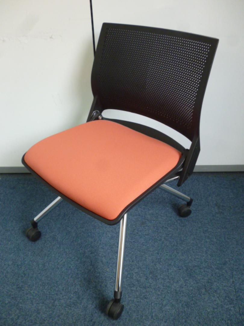 【オカムラ製】【ロット入荷】【ネスティングチェア】【オレンジ】
                        
                                    中古
            