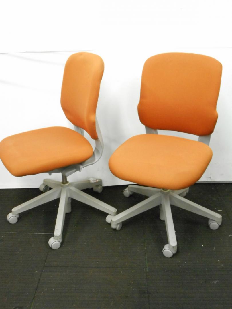 【セット商品】【状態良好】内田洋行製　CN-2 シーエヌツー  肘無しオフィスチェア　テラコッタカラー　2脚セット【中古ＯＡチェア】
                        CN-2 シーエヌツー ミドルバック　肘なし
                                    中古
            