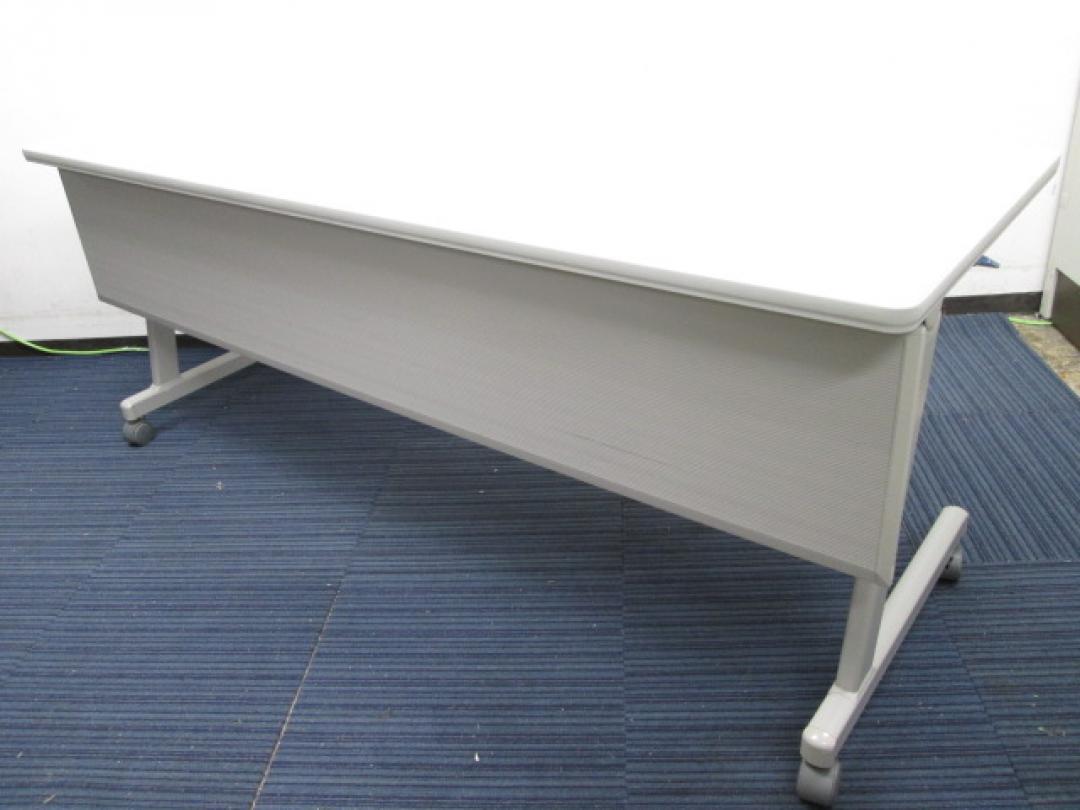 【キャスター付き/折り畳み式】スタックテーブル　幕板付き　国内メーカー品【会議テーブル】【中古オフィス用品】
                        
                                    中古
            