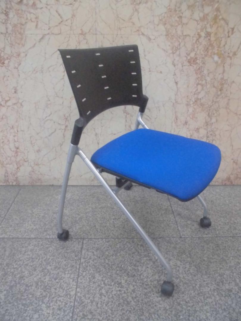 縦に畳めるので収納に便利なこのイス！
                        ネスティングチェア
                                    中古
            