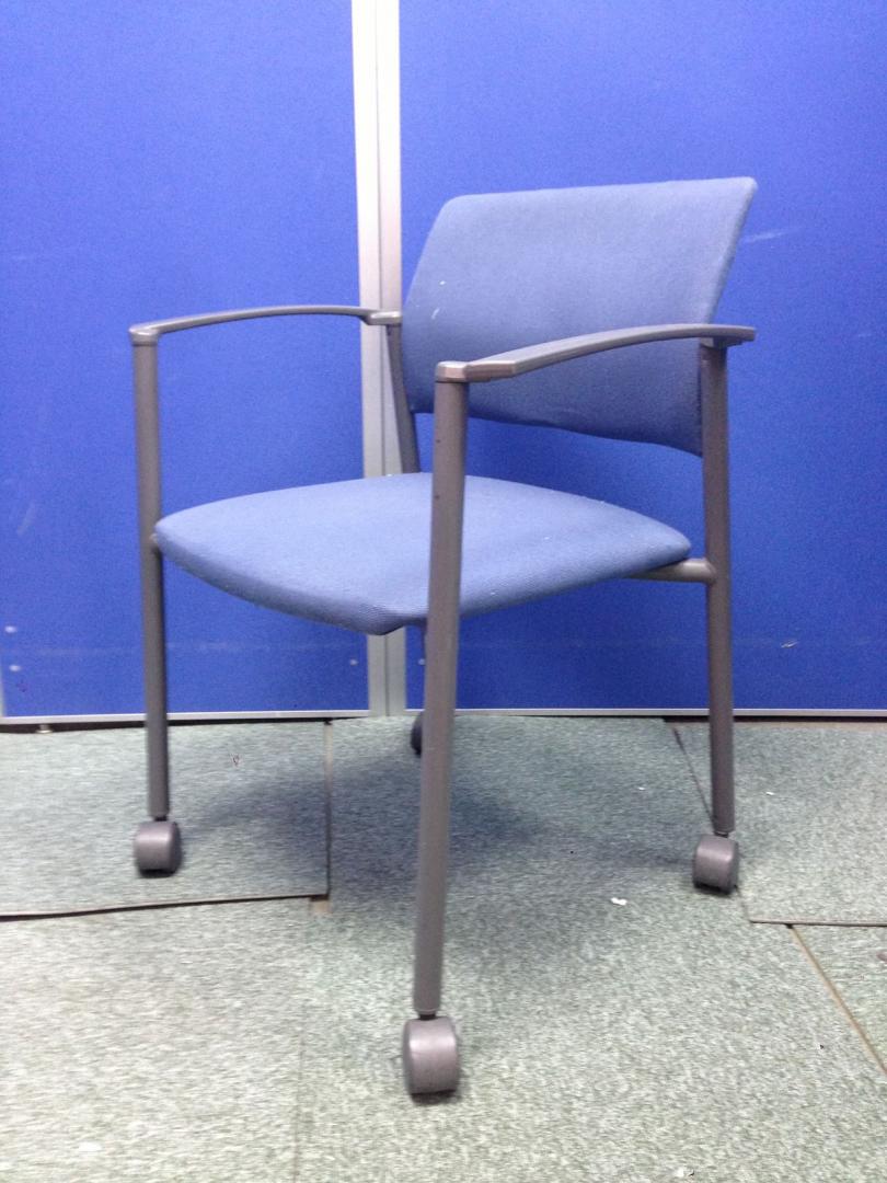 キャスター付｜肘付｜ミーティングチェア｜【おつとめ品】
                        100シリーズ
                                    中古
            