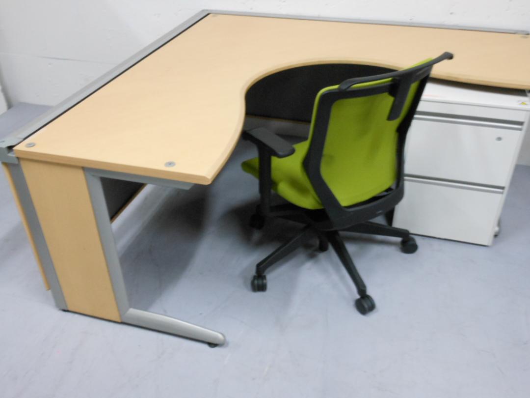 ～エピオスチェア肘付と共に～　背メッシュ　L字デスク+3段ワゴン+OAチェア【セット商品】	
                        エーキューズ
                                    中古
            