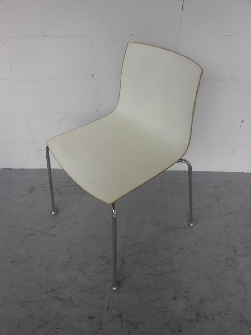 【傷・使用感有】オシャレな軽応接に！デザイナーズチェア　リプロダクト品　スタック可能
                        
                                    中古
            