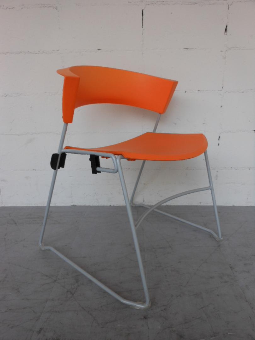 北欧スイスメーカー品　明るいオレンジカラー　オシャレなデザイナーズチェア
                        12シリーズ
                                    中古
            