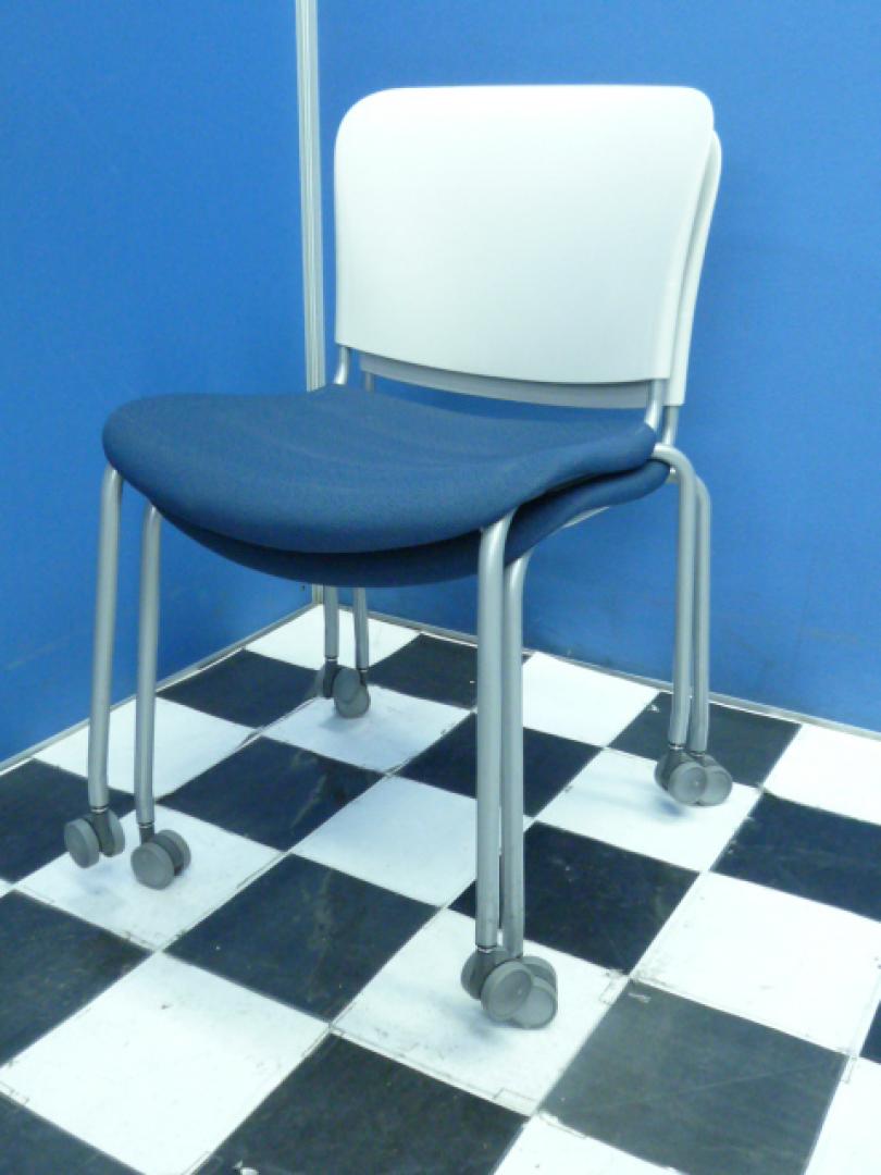 【状態良好】スタックチェア２脚セット■キャスター付き■ホワイトシェルとブルーの座面がリゾート感あり！
                        キャスター付きスタックチェア
                                    中古
            