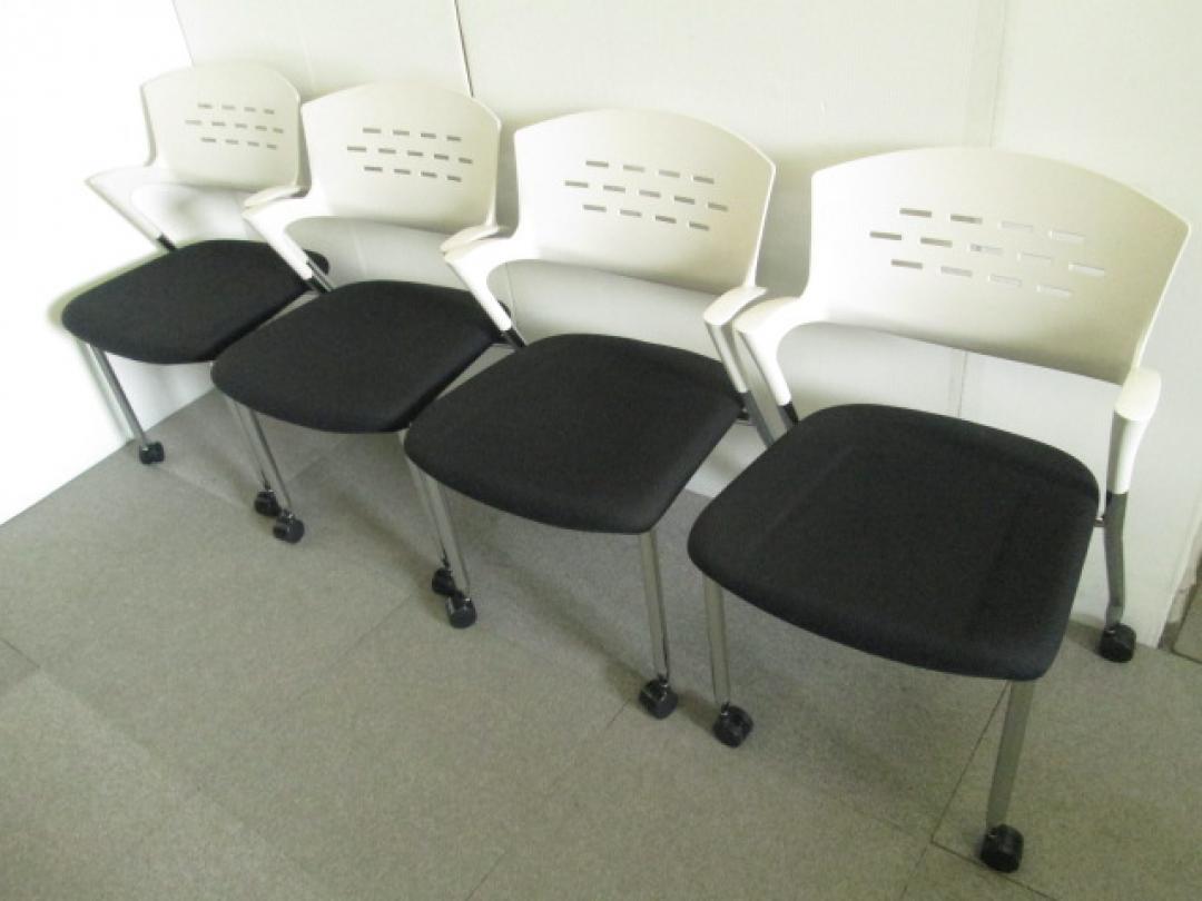 4脚【セット商品】スタッキングチェア　ブラック　キャスター付
                        
                                    中古
            