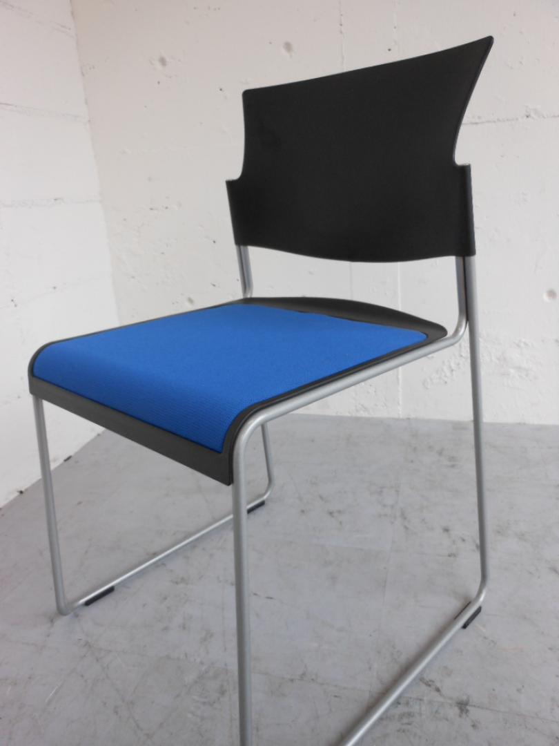 状態良好！鮮やかブルー　スタッキングチェア 【ロット入荷】
                        
                                    中古
            