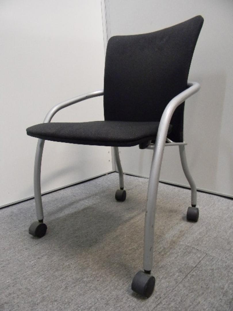 ネスティングチェア　キャスター付き　スタック可能
                        
                                    中古
            