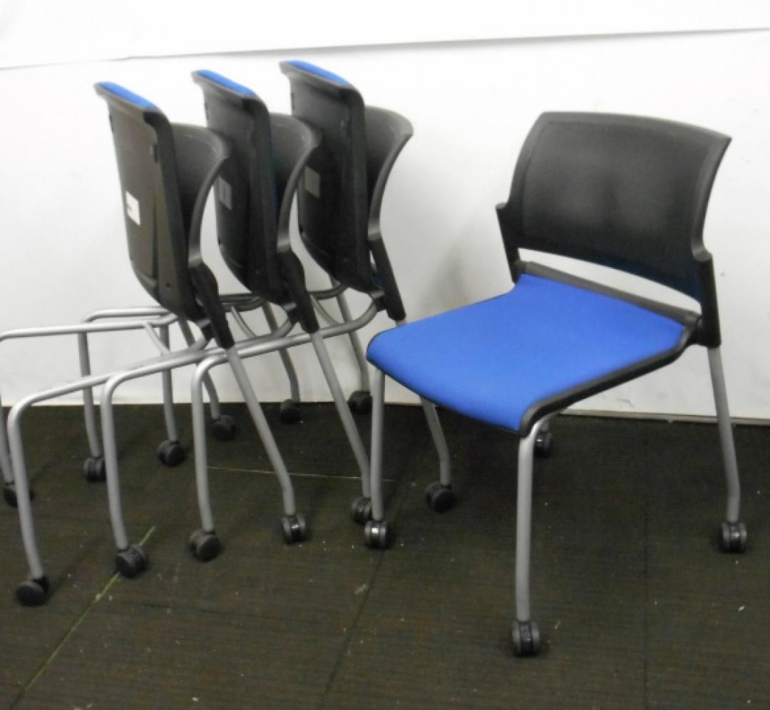 【セット商品】内田洋行製　ネスティングチェア4脚セット　キャスター付き　スタッキングチェア　ブルー【中古オフィス家具　会議用チェア】
                        ミーティングチェア　FM-310Nシリーズ
                                    中古
            