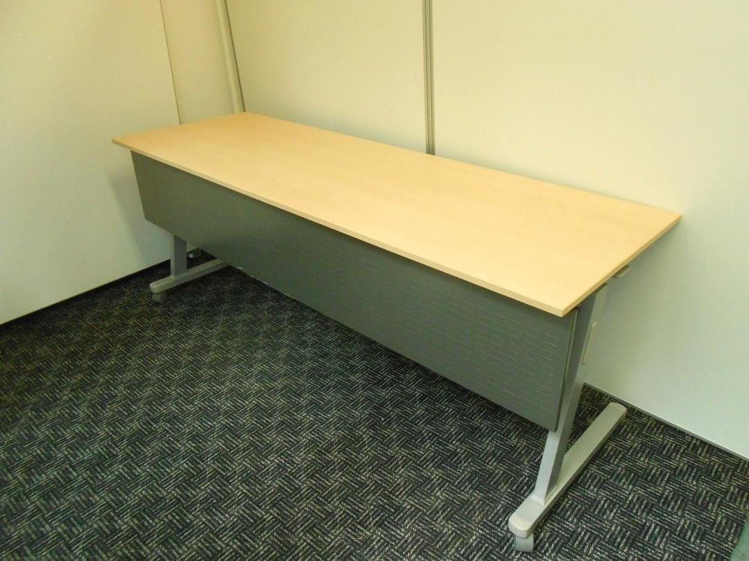 【美品】【状態良好】◆セミナールームに◆スタックテーブル入荷です。◆【1点物】
                        サイドスタックテーブルSN型
                                    中古
            