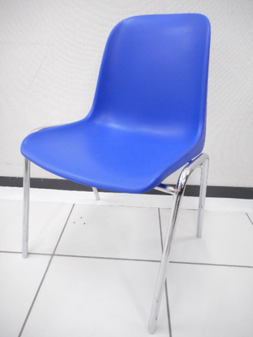 樹脂チェア　スタッキング可能　ブルー色
                        
                                    中古
            