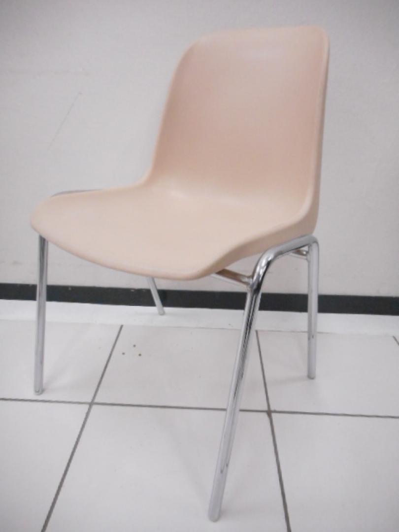 樹脂チェア　スタッキング可能　ベージュ色
                        
                                    中古
            