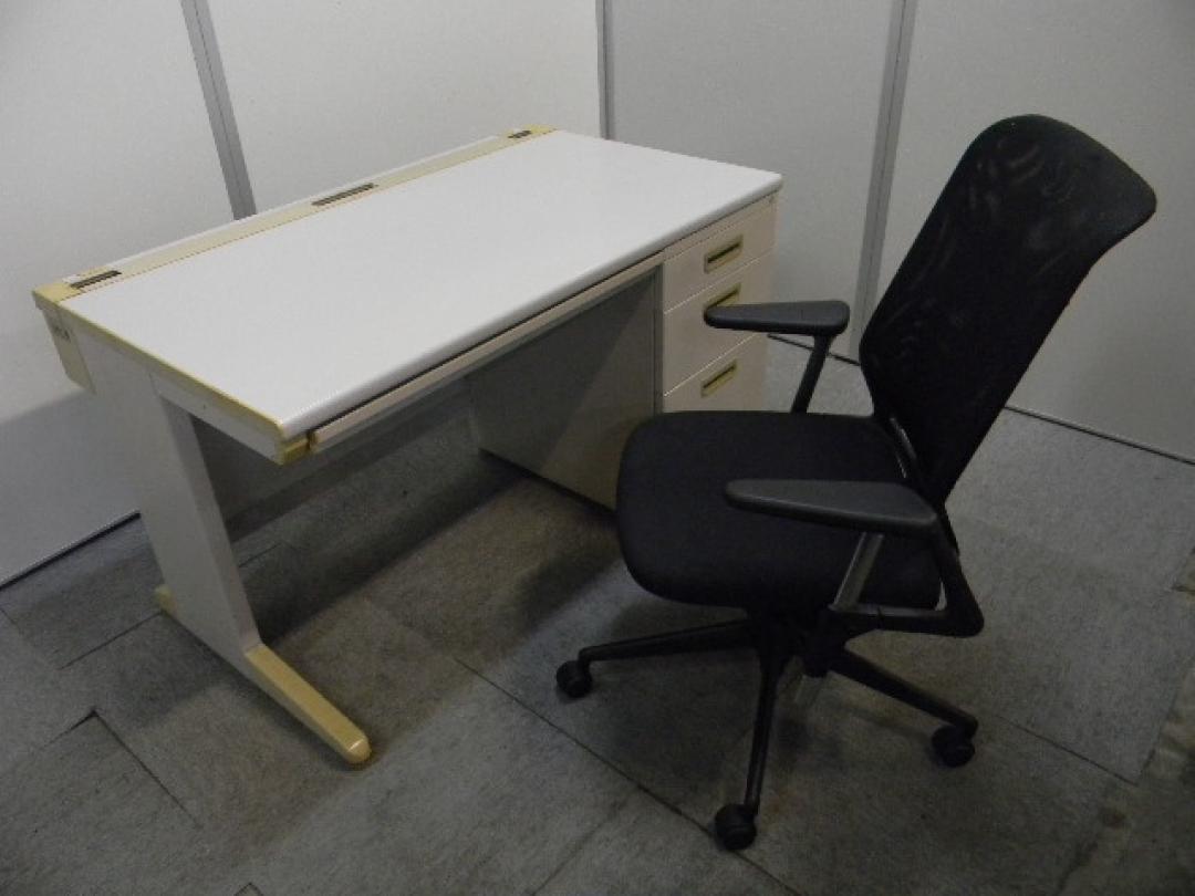 片袖机　W1200 & 肘付きチェアのセットになります！人気のメダ2チェアとのセットです！
                        ADX & Meda2（メダ2）
                                    中古
            